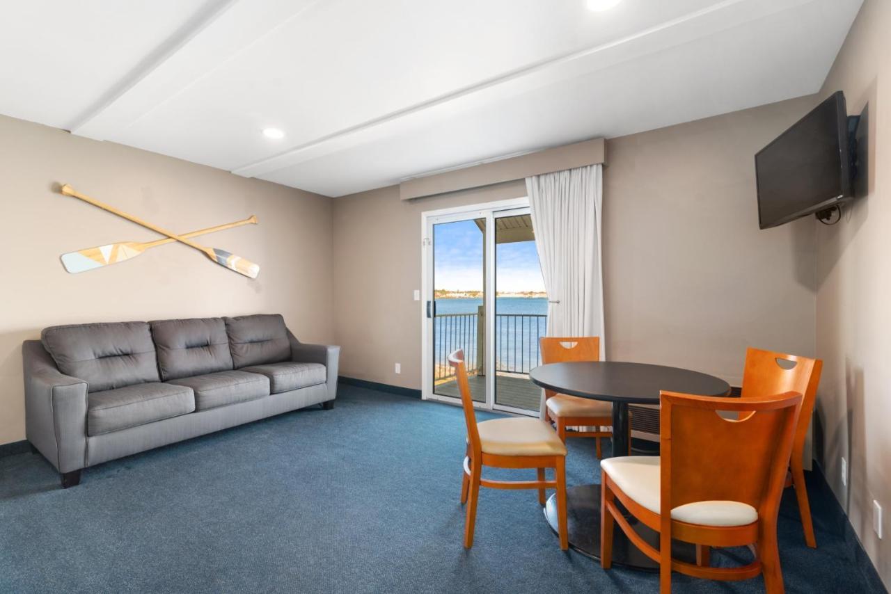 Clearwater Lakeshore Motel マッキノー・シティ エクステリア 写真