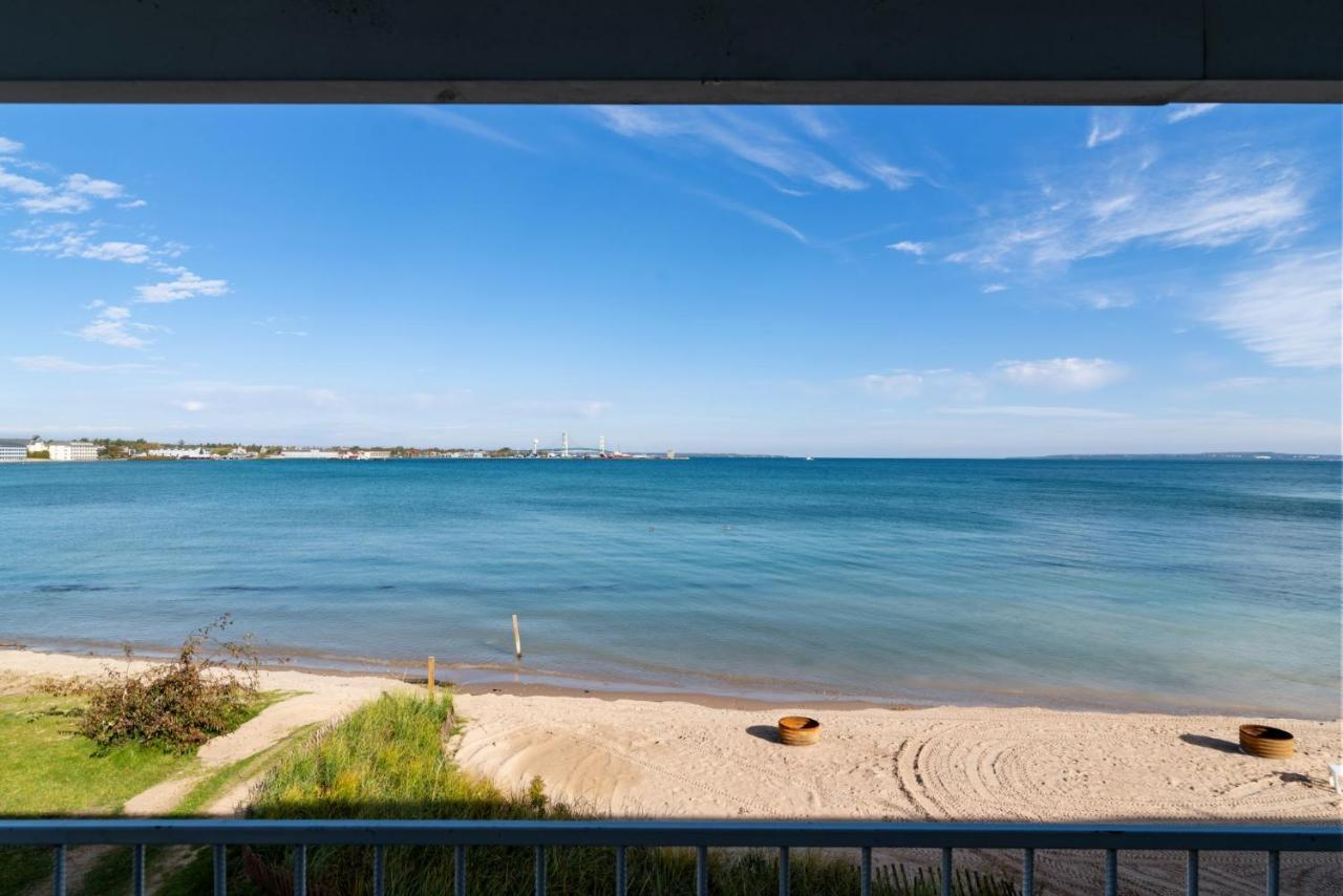 Clearwater Lakeshore Motel マッキノー・シティ エクステリア 写真