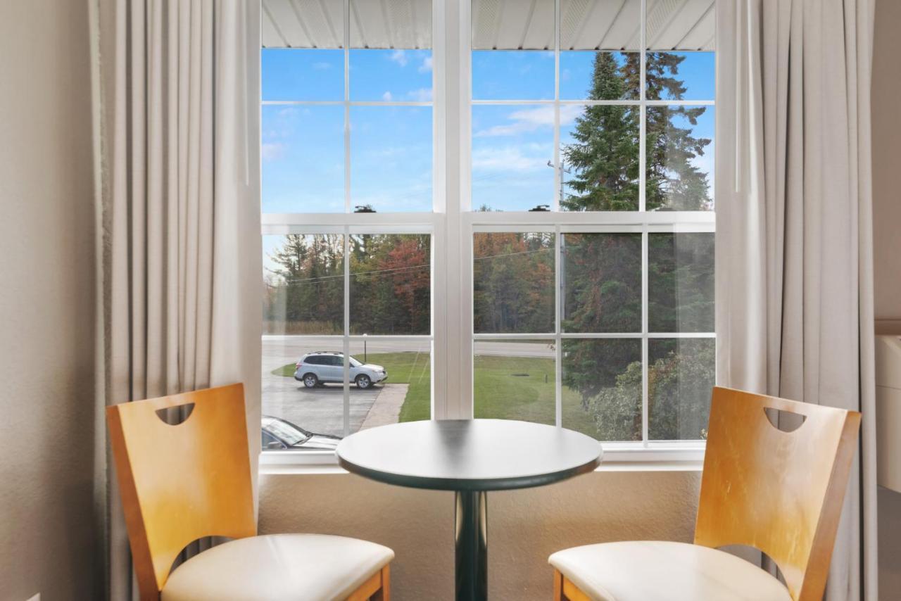 Clearwater Lakeshore Motel マッキノー・シティ エクステリア 写真