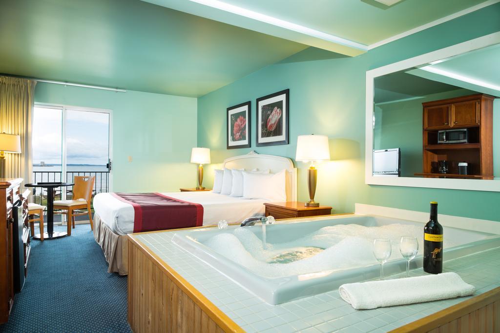 Clearwater Lakeshore Motel マッキノー・シティ エクステリア 写真